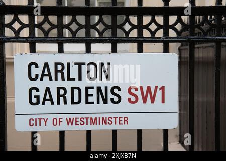 London, Großbritannien. Juli 2024. Das Institute for Government Building in 2, Carlton Gardens off the Mall in Central London, SW1. Kredit: Maureen McLean/Alamy Stockfoto