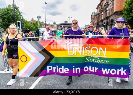 Newcastle upon Tyne, Großbritannien. Juli 2024. Northern Pride 2024. Unison marschiert in der Nähe des Gewerkschaftsblocks mit ihrem Banner und einigen ihrer Mitglieder. Quelle: Neil Terry/Alamy Live News Stockfoto