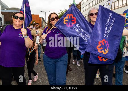 Newcastle upon Tyne, Großbritannien. Juli 2024. Northern Pride 2024. Mitglieder des Royal College of Midwives marschieren in Pride mit ihren gewerkschaftsflaggen. Quelle: Neil Terry/Alamy Live News Stockfoto