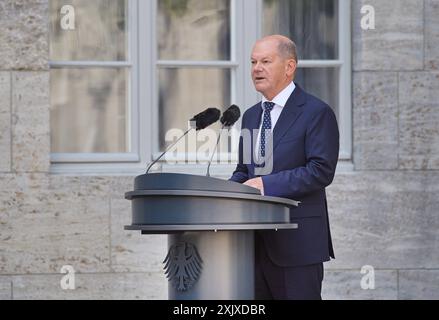 An das gescheiterte Attentat auf Adolf Hitler am 20. Juli 1944 ist am Samstag 20.07.2024 mit einer Gedenkveranstaltung im Berliner Bendlerblock erinnert worden. Bundeskanzler Olaf Scholz SPD, Foto rief in seiner Rede zum 80. Jahrestag des Umsturzversuchs die Verantwortung jedes einzelne ueür die Verteidigung von Demokratie und Rechtsstaatlichkeit ins Gedaechtnis. Spitzenvertreter des Staates wie Bundespraesident Frank-Walter Steinmeier, Bundestagspraesidentin Baerbel Bärbel Bas und Bundesratspraesidentin Manuela Schwesig beide SPD legt Kraenze an der Stelle nieder, an der Claus Schenk Graf Stockfoto