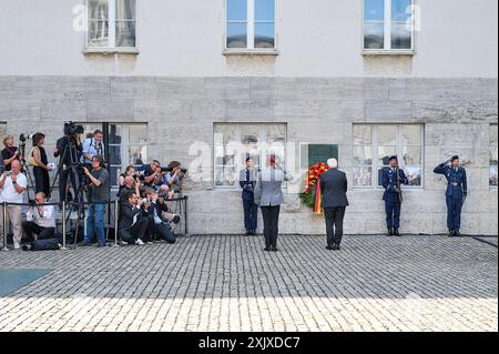 An das gescheiterte Attentat auf Adolf Hitler am 20. Juli 1944 ist am Samstag 20.07.2024 mit einer Gedenkveranstaltung im Berliner Bendlerblock erinnert worden. Bundeskanzler Olaf Scholz SPD in seiner Rede zum 80. Jahrestag des Umsturzversuchs die Verantwortung jedes einzelne ueür die Verteidigung von Demokratie und Rechtsstaatlichkeit ins Gedaechtnis. Spitzenvertreter des Staates wie Bundespraesident Frank-Walter Steinmeier re., vor der Gedenktafel, Bundestagspraesidentin Baerbel Bärbel Bas und Bundesratspraesidentin Manuela Schwesig beide SPD legt Kraenze an der Stelle nieder, an der Stockfoto