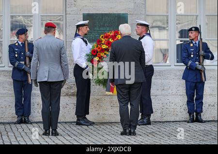 An das gescheiterte Attentat auf Adolf Hitler am 20. Juli 1944 ist am Samstag 20.07.2024 mit einer Gedenkveranstaltung im Berliner Bendlerblock erinnert worden. Bundeskanzler Olaf Scholz SPD in seiner Rede zum 80. Jahrestag des Umsturzversuchs die Verantwortung jedes einzelne ueür die Verteidigung von Demokratie und Rechtsstaatlichkeit ins Gedaechtnis. Spitzenvertreter des Staates wie Bundespraesident Frank-Walter Steinmeier M., vor der Gedenktafel, Bundestagspraesidentin Baerbel Bärbel Bas und Bundesratspraesidentin Manuela Schwesig beide SPD legt Kraenze an der Stelle nieder, an der Stockfoto