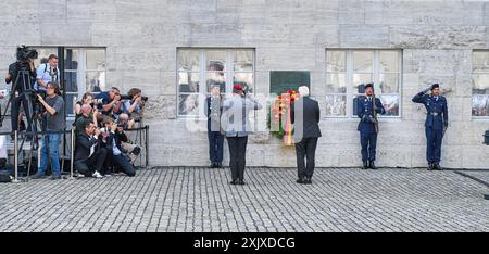 An das gescheiterte Attentat auf Adolf Hitler am 20. Juli 1944 ist am Samstag 20.07.2024 mit einer Gedenkveranstaltung im Berliner Bendlerblock erinnert worden. Bundeskanzler Olaf Scholz SPD in seiner Rede zum 80. Jahrestag des Umsturzversuchs die Verantwortung jedes einzelne ueür die Verteidigung von Demokratie und Rechtsstaatlichkeit ins Gedaechtnis. Spitzenvertreter des Staates wie Bundespraesident Frank-Walter Steinmeier re., vor der Gedenktafel, Bundestagspraesidentin Baerbel Bärbel Bas und Bundesratspraesidentin Manuela Schwesig beide SPD legt Kraenze an der Stelle nieder, an der Stockfoto