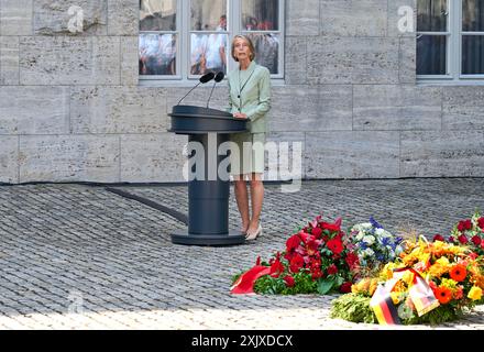 An das gescheiterte Attentat auf Adolf Hitler am 20. Juli 1944 ist am Samstag 20.07.2024 mit einer Gedenkveranstaltung im Berliner Bendlerblock erinnert worden. Foto: Valerie Riedesel Freifrau zu Eisenbach, Vorsitzende des Kuratoriums der Stiftung 20. Juli 1944 beim Totengedenken. Bundeskanzler Olaf Scholz SPD in seiner Rede zum 80. Jahrestag des Umsturzversuchs die Verantwortung jedes einzelne ueür die Verteidigung von Demokratie und Rechtsstaatlichkeit ins Gedaechtnis. Spitzenvertreter des Staates wie Bundespraesident Frank-Walter Steinmeier M., vor der Gedenktafel, Bundestagspraesiden Stockfoto