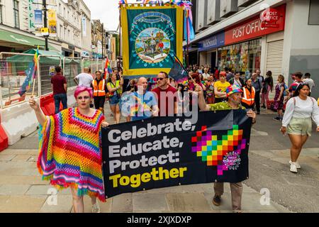 Newcastle upon Tyne, Großbritannien. Juli 2024. Northern Pride 2024. Die National Education Union marschierte in großer Zahl in Northern Pride. Quelle: Neil Terry/Alamy Live News Stockfoto