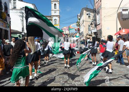 Salvador, Bahia, Brasilien - 2. Juli 2024: Schüler öffentlicher Schulen treten während der Parade zum Unabhängigkeitstag des Bundesstaates Bahia in Pelourinho auf Stockfoto