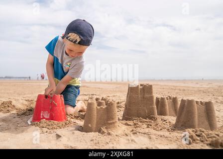 Jack Harris genießt das heiße Wetter am Bridlington Beach. Bilddatum: Samstag, 20. Juli 2024. Stockfoto