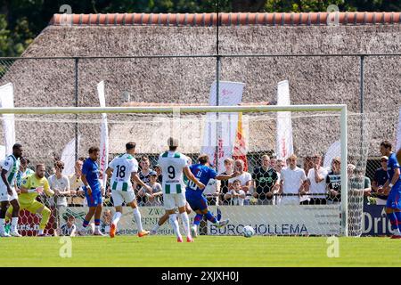 Rolde, Niederlande. Juli 2024. ROLDE, Sportpark Boerbos, 20.07.2024, Saison 2024/2025, Freundschaftsspiel. Während des Spiels Groningen - Emmen (Freundschaftsspiel) erzielt FC Emmen Spieler Jalen Hawkins 0-1 Credit: Pro Shots/Alamy Live News Stockfoto