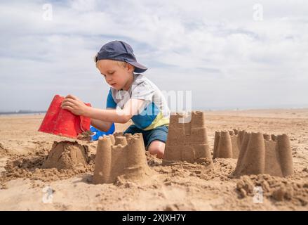 Jack Harris genießt das heiße Wetter am Bridlington Beach. Bilddatum: Samstag, 20. Juli 2024. Stockfoto