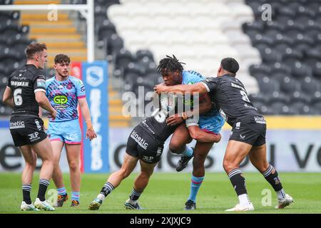 Junior Nsemba von Wigan Warriors wird von Jordan Lane von Hull FC und Herman ese’ese von Hull FC während des Betfred Super League Matches Hull FC gegen Wigan Warriors im MKM Stadium, Hull, Großbritannien, 20. Juli 2024 (Foto: Gareth Evans/News Images) Stockfoto