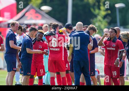 Alkmaar, Niederlande. Juli 2024. ALKMAAR, NIEDERLANDE - 20. JULI: Spieler von AZ machen eine Abkühlpause während eines Freundschaftsspiels zwischen AZ und KV Kortrijk im Sportpark Overdie am 20. Juli 2024 in Alkmaar, Niederlande. (Foto von Ed van de Pol/Orange Pictures) Credit: Orange Pics BV/Alamy Live News Stockfoto