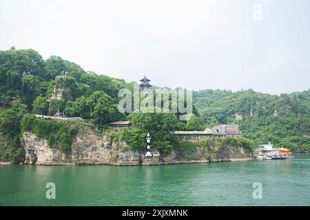 Sehen Sie die Landschaft des yangtze-Flusses und der Sanyou-Höhle in der Xiling-Schlucht der drei Schluchten für chinesen, die an der Sanyoudong Cliffside reisen Stockfoto