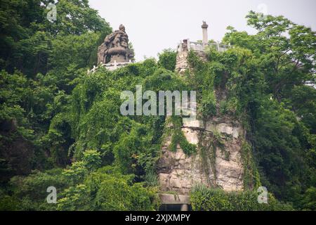 Sehen Sie die Landschaft yangtze oder Chang Jiang Fluss und Sanyou Höhle Klippen in der Xiling Schlucht der drei Schluchten für chinesen besuchen Sie Sanyou Reisende Stockfoto