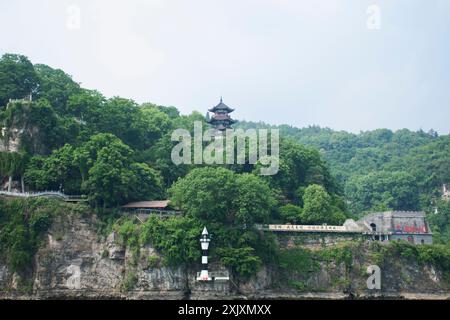 Sehen Sie die Landschaft des yangtze-Flusses und der Sanyou-Höhle in der Xiling-Schlucht der drei Schluchten für chinesen, die an der Sanyoudong Cliffside reisen Stockfoto