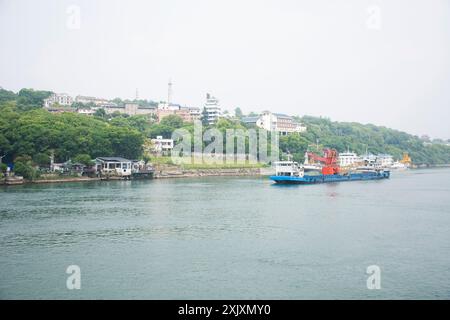 Sehen Sie die Landschaft des yangtse-Flusses und den Lebensstil der chinesen am Fluss in der Nähe des Three Gorges Dam Spillways, das Stadtbild der Stadt Yichang für Tram Stockfoto