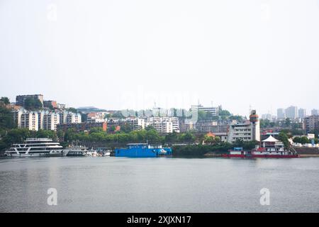 Sehen Sie die Landschaft des yangtse-Flusses und den Lebensstil der chinesen am Fluss in der Nähe des Three Gorges Dam Spillways, das Stadtbild der Stadt Yichang für Tram Stockfoto