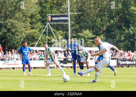 Rolde, Niederlande. Juli 2024. ROLDE, Sportpark Boerbos, 20.07.2024, Saison 2024/2025, Freundschaftsspiel. Während des Spiels Groningen - Emmen (Freundschaftsspiel) erzielt der FC Groningen Spieler Romano Postema 1-1 Credit: Pro Shots/Alamy Live News Stockfoto