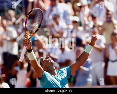 Der Spanier Rafael Nadal feiert den Sieg im Halbfinale der Männer gegen den Kroaten Duje Ajduković bei den Nordea Open in Båstad, Schweden am 20. juli 2024.Foto: Adam Ihse/TT/Code 9200 Credit: TT News Agency/Alamy Live News Stockfoto