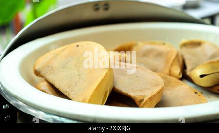 Kue Lekker. Traditioneller Indonesischer Thin Crispy Crepes Pancake, Niederländisches Indonesisches Populäres Street Food Stockfoto