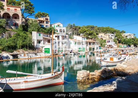 Caló d'en Busquets mit den alten Fischerhäusern und Bootshäusern in Cala Figuera - Mallorca Stockfoto