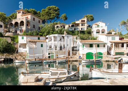 Caló d'en Busquets mit den alten Fischerhäusern und Bootshäusern in Cala Figuera - Mallorca Stockfoto