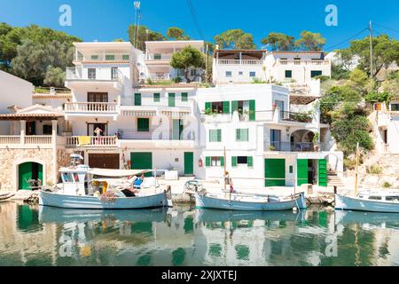 Caló d'en Busquets mit den alten Fischerhäusern und Bootshäusern in Cala Figuera - Mallorca Stockfoto