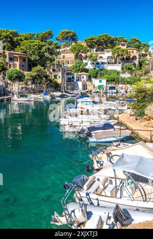 Caló d'en Busquets mit den alten Fischerhäusern und Bootshäusern in Cala Figuera - Mallorca Stockfoto