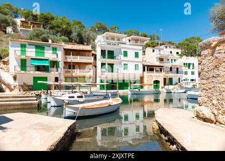 Caló d'en Busquets mit den alten Fischerhäusern und Bootshäusern in Cala Figuera - Mallorca Stockfoto