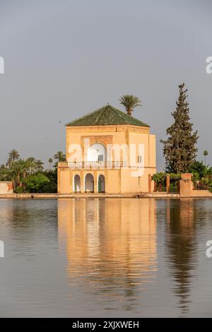 Der Menara-Pavillon in Marrakesch spiegelt sich im Wasser, das ihn begrenzt, im Licht des späten Nachmittags Stockfoto