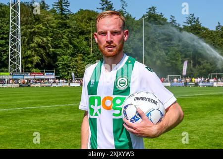 Rolde, Niederlande. Juli 2024. ROLDE, NIEDERLANDE - 20. JULI: Romano Postema vom FC Groningen sieht sich während des Vorsaisonspiels zwischen dem FC Groningen und dem FC Emmen im Sportpark Boerbas am 20. Juli 2024 in Rolde, Niederlande, an. (Foto: Pieter van der Woude/Orange Pictures) Credit: Orange Pics BV/Alamy Live News Stockfoto