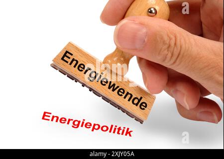 Energiewende ein Holzstempel ist beschriftet mit dem Aufdruck: Energiewende und dem Abdruck Energiepolitik *** Energiewende Eine Holzmarke ist beschriftet Stockfoto