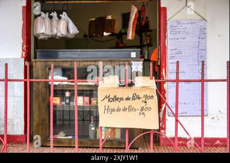 Stück Karton mit Preisen in einem privaten kleinen Unternehmen, Santa Clara, Villa Clara, Kuba, 2024 Stockfoto