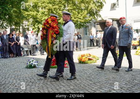 Feierstunde 20. Juli 2024, Kranzniederlegungen Feierstunde am 20. Juli 2024 - 80. Jahrestag des Attentats- und Umsturzversuchs gegen Hitler im Ehrenhof des Bendlerblocks in Berlin. Kranzniederlegungen, Bundespräsident, Generalinspekteur der Bundeswehr Berlin Berlin GER *** Zeremonie 20 Juli 2024, Kranzniederlegung am 20. Juli 2024 80. Jahrestag der Ermordung und des versuchten Putsches gegen Hitler im Ehrenhof des Bendlerblocks in Berlin Wreath-Zeremonie, Bundespräsident, Generalinspekteur der Bundeswehr Berlin GER Stockfoto