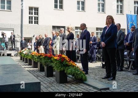 Feierstunde 20. Juli 2024, Kranzniederlegungen Feierstunde am 20. Juli 2024 - 80. Jahrestag des Attentats- und Umsturzversuchs gegen Hitler im Ehrenhof des Bendlerblocks in Berlin. Der Bundespräsident Frank-Walter Steinmeier die Präsidentin des Bärbel Bas Deutsche Bundestages der Bundeskanzler Olaf Scholz die Präsidentin des Manuela Schwesig Bundesrates der Präsident des Prof. Dr. Stephan Harbarth, Bundesverfassungsgerichte Stiftung 20. Juli 1944 Valerie Riedesel Freifrau zu Eisenbach, Vorsitzender des Kuratoriums Prof. Dr. Robert von SteinauSteinrück, Vorsitzender des Vorstands der Regierende Stockfoto