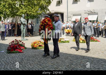 Feierstunde 20. Juli 2024, Kranzniederlegungen Feierstunde am 20. Juli 2024 - 80. Jahrestag des Attentats- und Umsturzversuchs gegen Hitler im Ehrenhof des Bendlerblocks in Berlin. Kranzniederlegungen, Bundespräsident, Generalinspekteur der Bundeswehr Berlin Berlin GER *** Zeremonie 20 Juli 2024, Kranzniederlegung am 20. Juli 2024 80. Jahrestag der Ermordung und des versuchten Putsches gegen Hitler im Ehrenhof des Bendlerblocks in Berlin Wreath-Zeremonie, Bundespräsident, Generalinspekteur der Bundeswehr Berlin GER Stockfoto