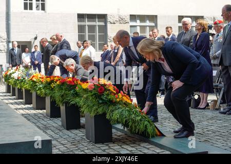 Feierstunde 20. Juli 2024, Kranzniederlegungen Feierstunde am 20. Juli 2024 - 80. Jahrestag des Attentats- und Umsturzversuchs gegen Hitler im Ehrenhof des Bendlerblocks in Berlin. Der Bundespräsident Frank-Walter Steinmeier die Präsidentin des Bärbel Bas Deutsche Bundestages der Bundeskanzler Olaf Scholz die Präsidentin des Manuela Schwesig Bundesrates der Präsident des Prof. Dr. Stephan Harbarth, Bundesverfassungsgerichte Stiftung 20. Juli 1944 Valerie Riedesel Freifrau zu Eisenbach, Vorsitzender des Kuratoriums Prof. Dr. Robert von SteinauSteinrück, Vorsitzender des Vorstands der Regierende Stockfoto