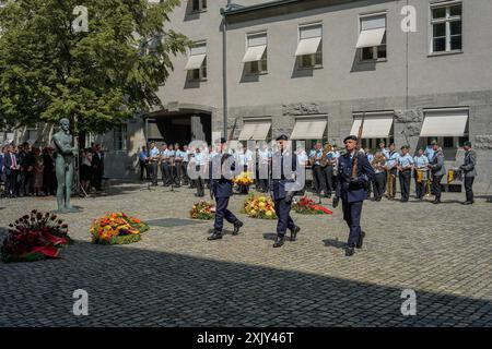 Feierstunde 20. Juli 2024, Kranzniederlegungen Feierstunde am 20. Juli 2024 - 80. Jahrestag des Attentats- und Umsturzversuchs gegen Hitler im Ehrenhof des Bendlerblocks in Berlin. Kranzniederlegungen Berlin Berlin GER *** Zeremonie 20. Juli 2024, Kranzniederlegung am 20. Juli 2024 80. Jahrestag der Ermordung und des versuchten Putsches gegen Hitler im Ehrenhof des Bendlerblocks in Berlin Wreath-Zeremonie Berlin Berlin GER Stockfoto