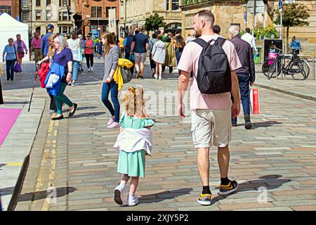 Glasgow, Schottland, Großbritannien. 20. Juli 2024: UK Weather: Regen für Merchant City Festival mit Makers Market und Pride Saturday in einer nicht sommerlichen Stadt. Credit Gerard Ferry/Alamy Live News Stockfoto