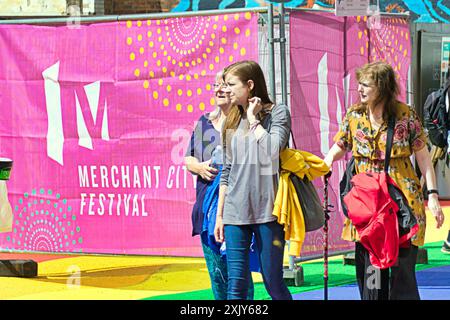 Glasgow, Schottland, Großbritannien. 20. Juli 2024: UK Weather: Regen für Merchant City Festival mit Makers Market und Pride Saturday in einer nicht sommerlichen Stadt. Credit Gerard Ferry/Alamy Live News Stockfoto