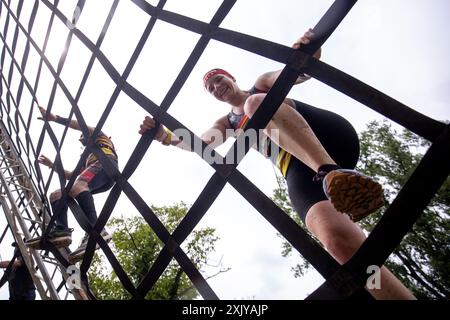 Sveta Nedelja, Kroatien. Juli 2024. Teilnehmer klettern das Netz beim Santa Domenica Spartan Trifecta Race Weekend 2024. In Sveta Nedelja, Kroatien am 20. Juli 2024. 1750 Wettbewerber aus 25 Ländern weltweit nehmen in mehreren Kategorien an dem anspruchsvollsten Hinderniskurs am Oresje-See Teil. Teilnehmer des 21 km langen Beast-Rennens mit 30 Hindernissen. Foto: Igor Kralj/PIXSELL Credit: Pixsell/Alamy Live News Stockfoto