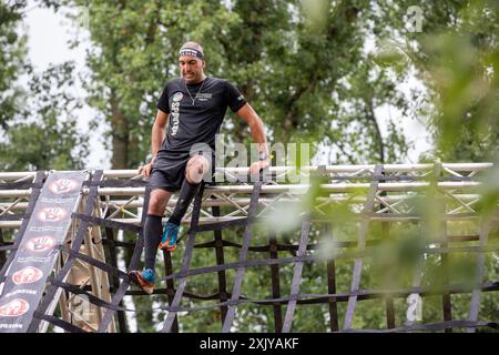 Sveta Nedelja, Kroatien. Juli 2024. Teilnehmer klettern das Netz beim Santa Domenica Spartan Trifecta Race Weekend 2024. In Sveta Nedelja, Kroatien am 20. Juli 2024. 1750 Wettbewerber aus 25 Ländern weltweit nehmen in mehreren Kategorien an dem anspruchsvollsten Hinderniskurs am Oresje-See Teil. Teilnehmer des 21 km langen Beast-Rennens mit 30 Hindernissen. Foto: Igor Kralj/PIXSELL Credit: Pixsell/Alamy Live News Stockfoto