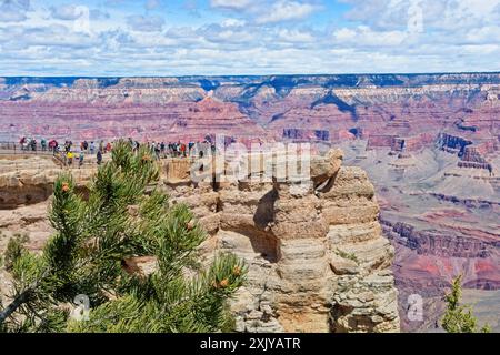 Ein Schwarm von Touristen am Mather Point überblickt am Südrand des Grand Canyon Stockfoto