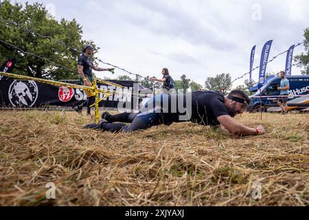 Sveta Nedelja, Kroatien. Juli 2024. Teilnehmer krabbelte beim Santa Domenica Spartan Trifecta Rennwochenende 2024 unter Stacheldraht. In Sveta Nedelja, Kroatien am 20. Juli 2024. 1750 Wettbewerber aus 25 Ländern weltweit nehmen in mehreren Kategorien an dem anspruchsvollsten Hinderniskurs am Oresje-See Teil. Teilnehmer des 21 km langen Beast-Rennens mit 30 Hindernissen. Foto: Igor Kralj/PIXSELL Credit: Pixsell/Alamy Live News Stockfoto