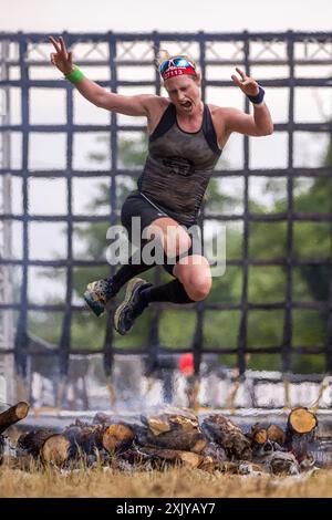 Sveta Nedelja, Kroatien. Juli 2024. Teilnehmer springt beim Santa Domenica Spartan Trifecta Race Wochenende 2024 über das Feuer. In Sveta Nedelja, Kroatien am 20. Juli 2024. 1750 Wettbewerber aus 25 Ländern weltweit nehmen in mehreren Kategorien an dem anspruchsvollsten Hinderniskurs am Oresje-See Teil. Teilnehmer des 21 km langen Beast-Rennens mit 30 Hindernissen. Foto: Igor Kralj/PIXSELL Credit: Pixsell/Alamy Live News Stockfoto