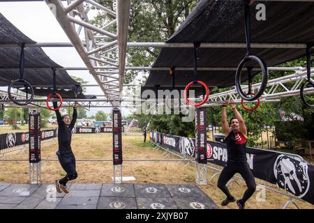 Sveta Nedelja, Kroatien. Juli 2024. Teilnehmer am Ringhindernis während des Santa Domenica Spartan Trifecta Rennwochenendes 2024. In Sveta Nedelja, Kroatien am 20. Juli 2024. 1750 Wettbewerber aus 25 Ländern weltweit nehmen in mehreren Kategorien an dem anspruchsvollsten Hinderniskurs am Oresje-See Teil. Teilnehmer des 21 km langen Beast-Rennens mit 30 Hindernissen. Foto: Igor Kralj/PIXSELL Credit: Pixsell/Alamy Live News Stockfoto