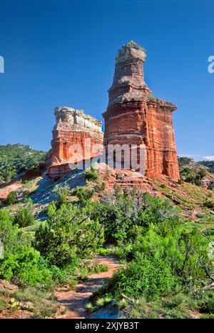 Der Lighthouse Rock bietet Wanderer, die sich an seiner Basis entspannen, über den Lighthouse Trail, Palo Duro Canyon State Park, Texas, USA Stockfoto