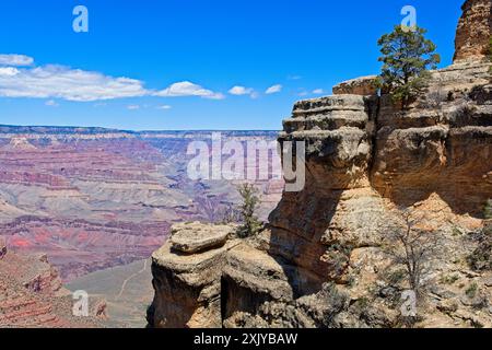 Bunte Felsformationen jenseits der erodierten Kaibab-Kalksteinvorsprünge unter dem Südrand des Grand Canyon Stockfoto