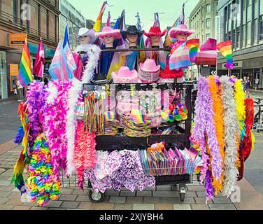 Glasgow, Schottland, Großbritannien. 20. Juli 2024: UK Weather: Regen für Merchant City Festival mit Makers Market und Pride Saturday in einer nicht sommerlichen Stadt. Credit Gerard Ferry/Alamy Live News Stockfoto