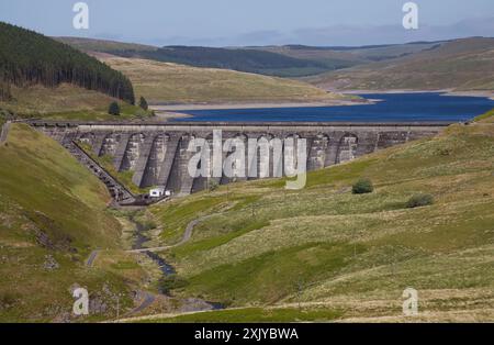 Nant-y-Moch Reservoir und Damm Stockfoto