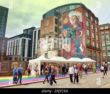Glasgow, Schottland, Großbritannien. 20. Juli 2024: UK Weather: Regen für Merchant City Festival mit Makers Market und Pride Saturday in einer nicht sommerlichen Stadt. Credit Gerard Ferry/Alamy Live News Stockfoto